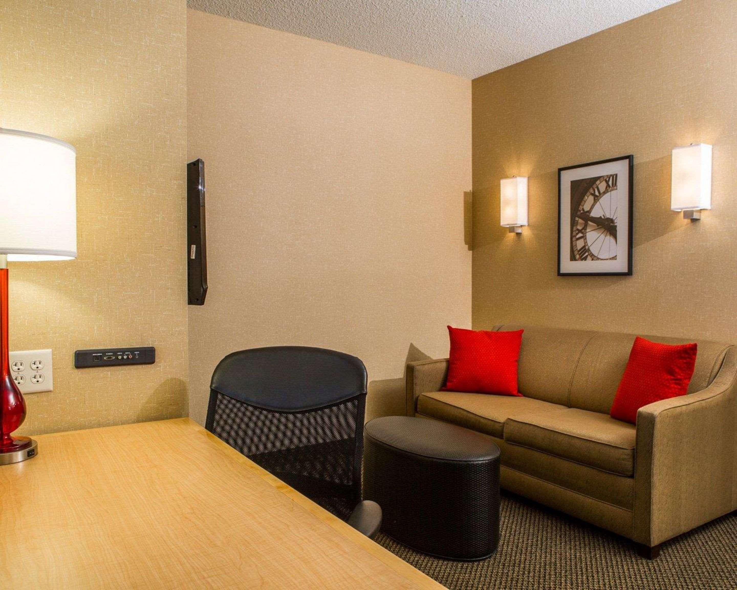 Cambria Hotel Traverse City Bagian luar foto