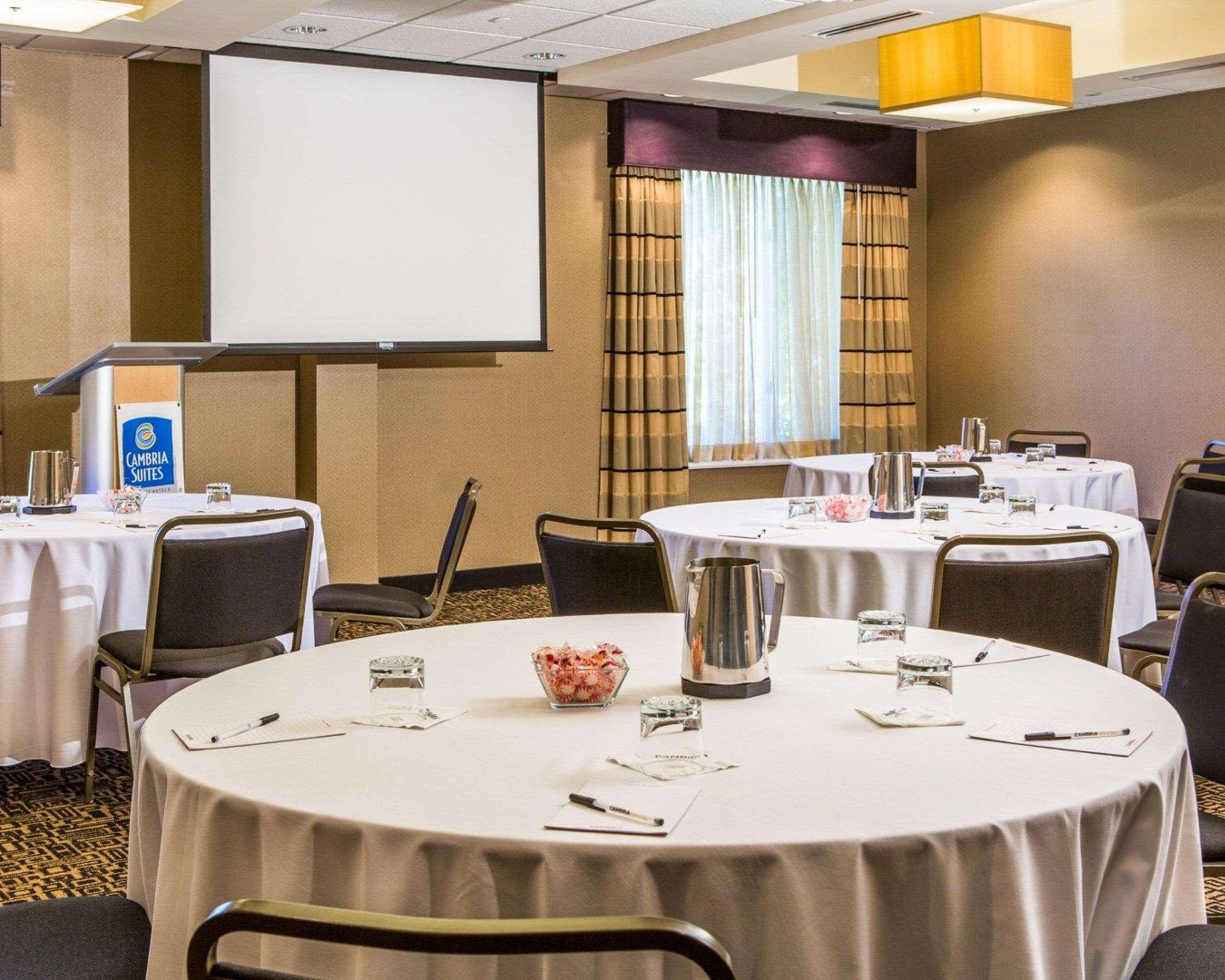 Cambria Hotel Traverse City Bagian luar foto
