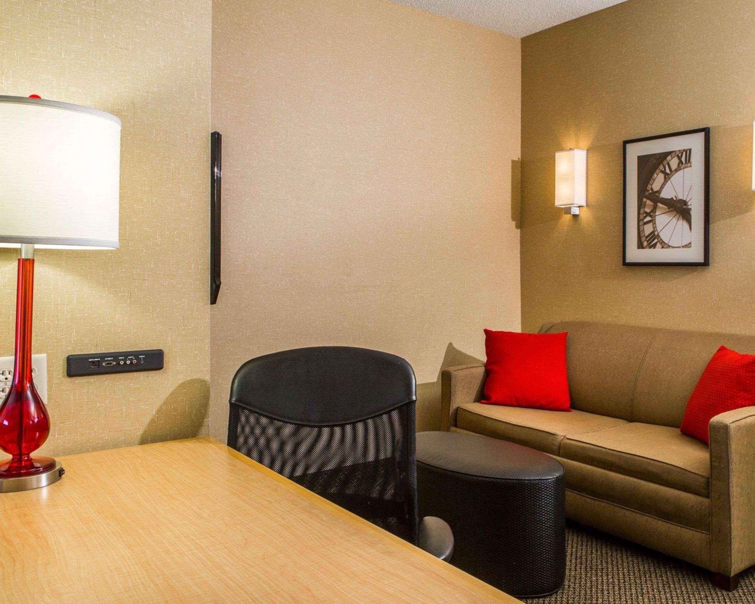 Cambria Hotel Traverse City Bagian luar foto