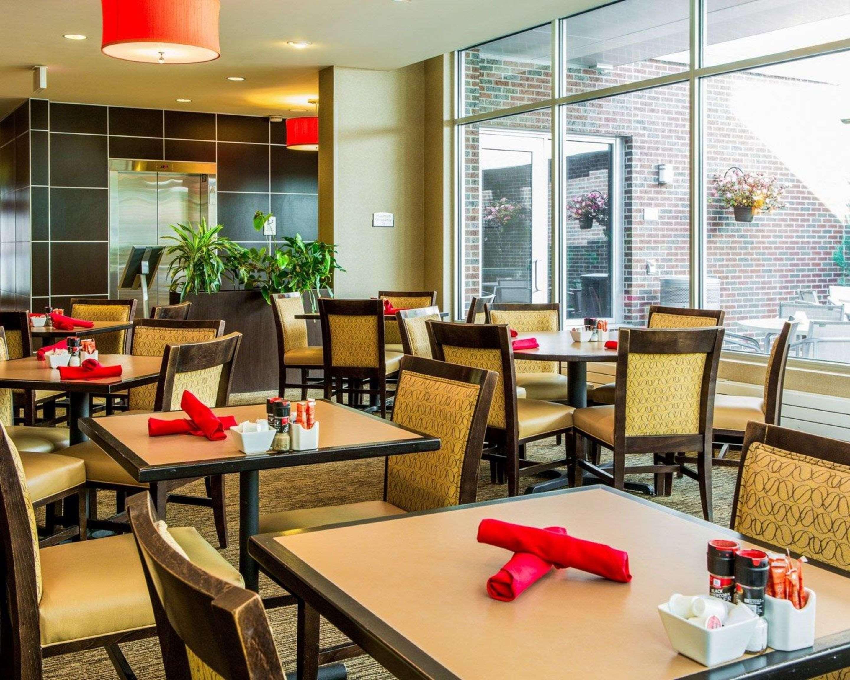 Cambria Hotel Traverse City Bagian luar foto