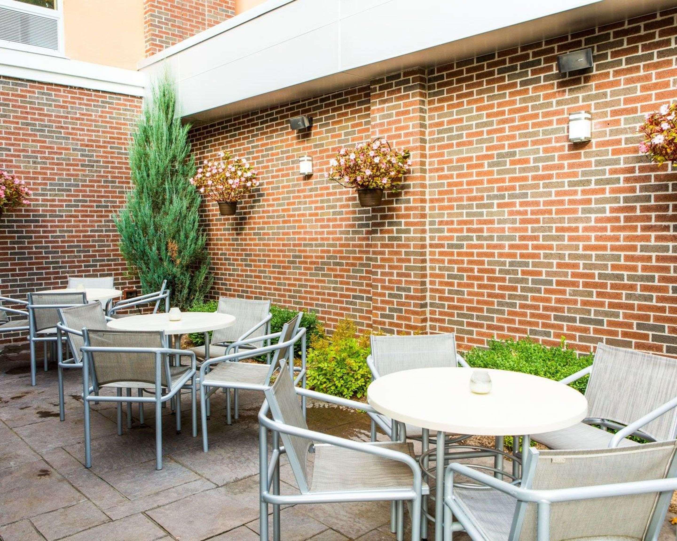 Cambria Hotel Traverse City Bagian luar foto
