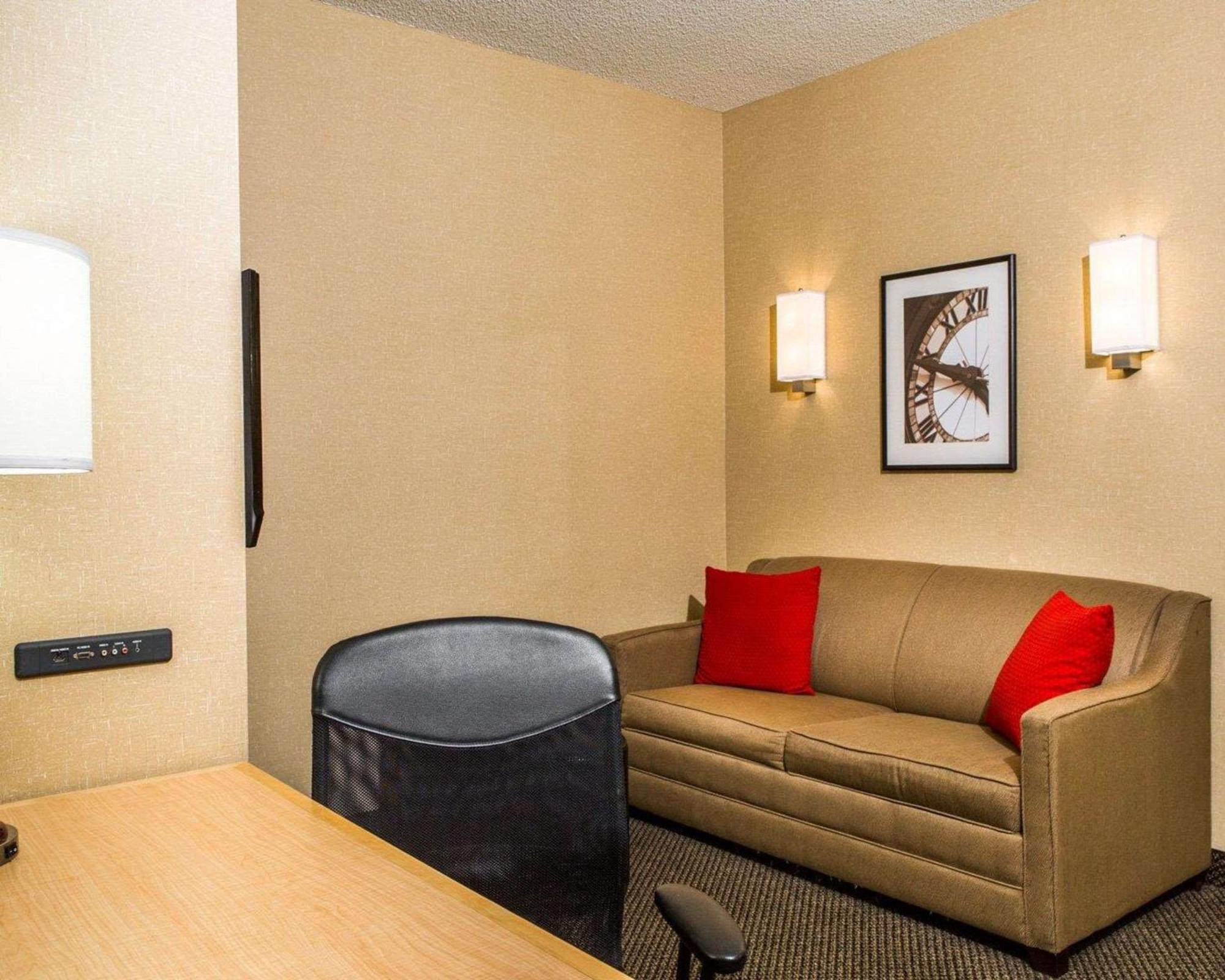 Cambria Hotel Traverse City Bagian luar foto
