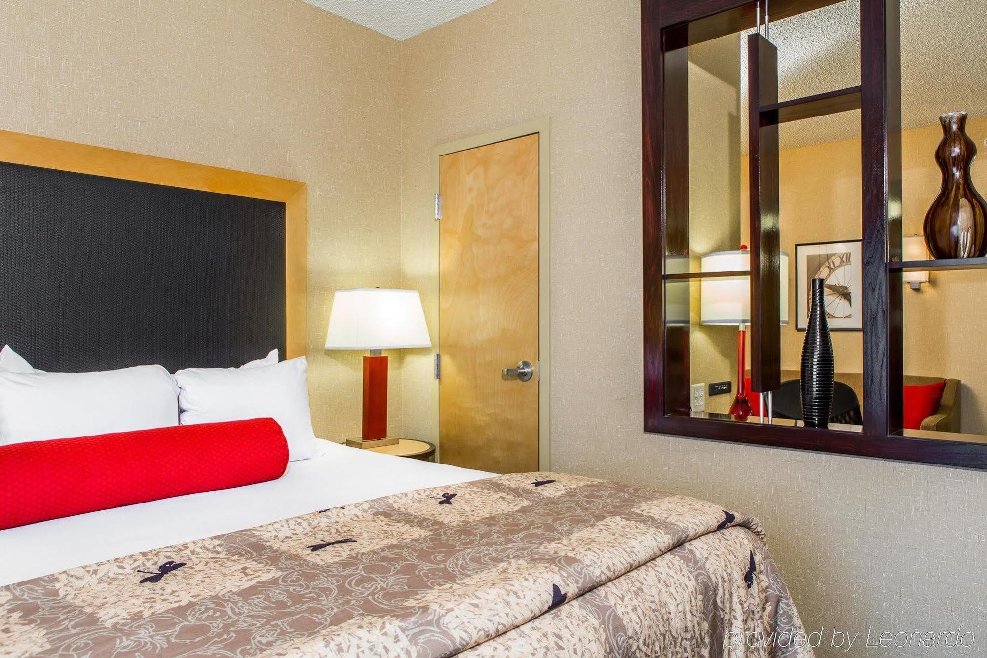 Cambria Hotel Traverse City Bagian luar foto