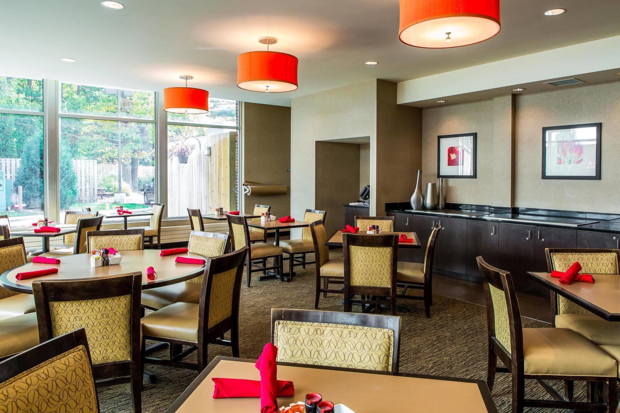 Cambria Hotel Traverse City Bagian luar foto
