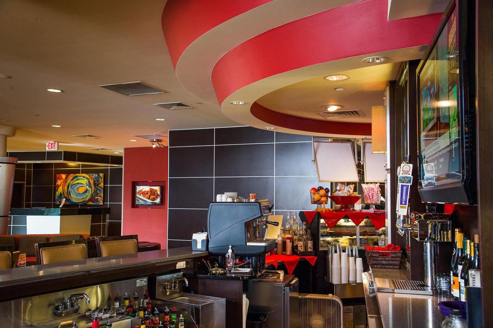 Cambria Hotel Traverse City Bagian luar foto