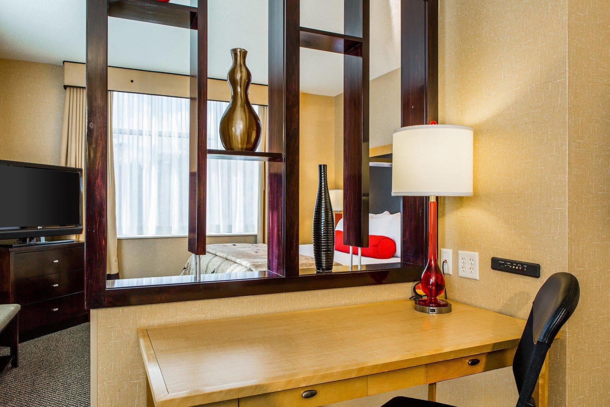 Cambria Hotel Traverse City Bagian luar foto