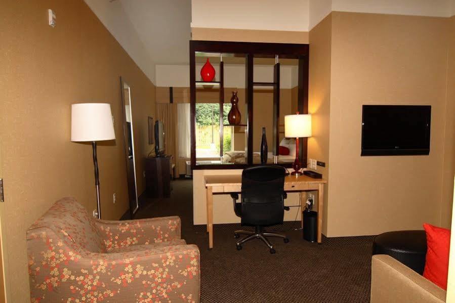 Cambria Hotel Traverse City Bagian luar foto
