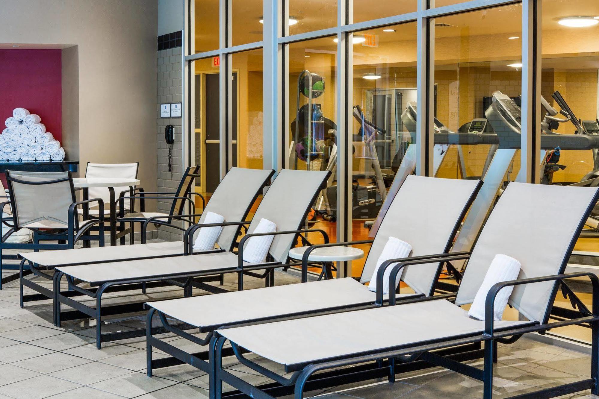 Cambria Hotel Traverse City Bagian luar foto